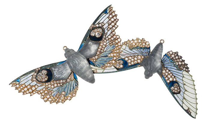 Rene-Lalique-could-use-different-kinds-of-material-such-as-glass,-gold,-enamel-and-precious-stones