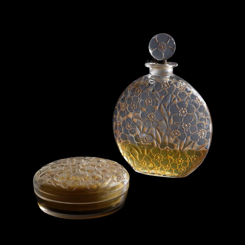 1922, René Lalique created « Le Lys » (The Lily) perfume bottle and the « Jasmin » (Jasmine) powder box for d’Orsay. These two models are decorated with eglantines, a floral speci  