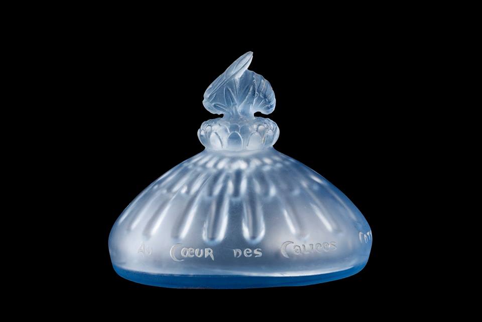 A bee is on the stopper of this Au coeur des calices perfume bottle. Is it a tribute paid to these precious insects