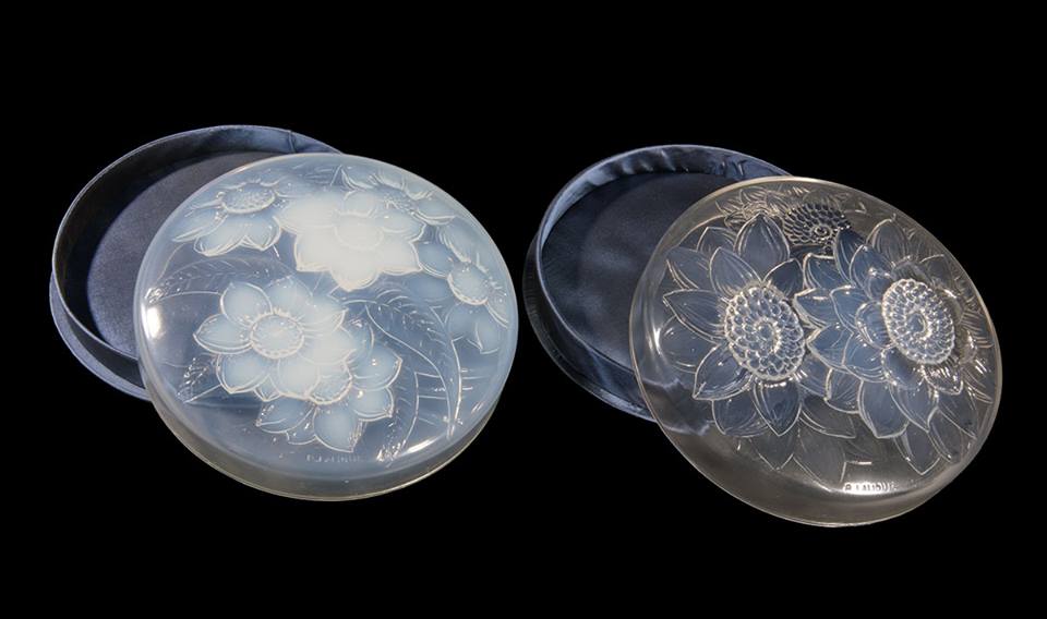 In 1922, René Lalique created the “Three Dahlias” and “Six Dahlias” boxes. They are both opalescent, but different.