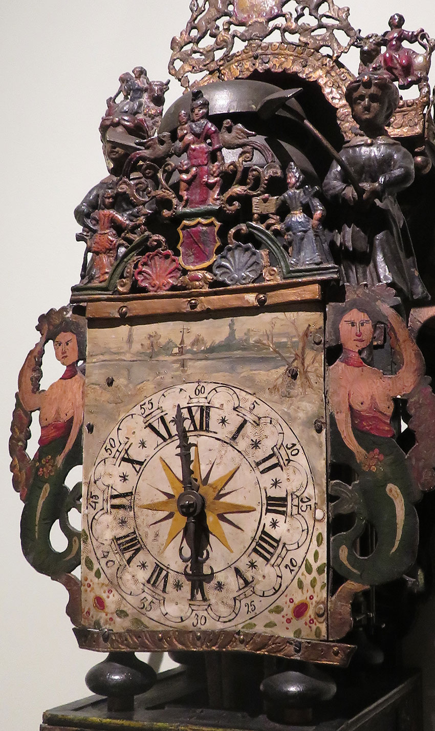 13_Reloj de pared autómata en hierro y madera policromada. Holandés. Siglo XVIII. Medidas 70 x 30 cm. Nº Inv. R.A. 065