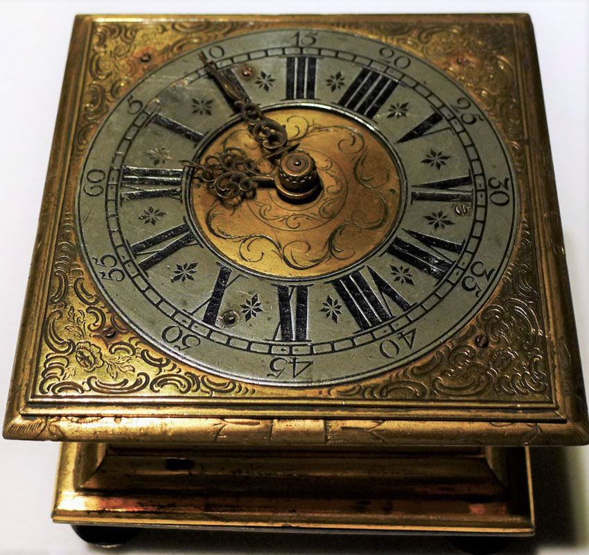 34_Reloj alemán de sobremesa horizontal en bronce dorado por David Buschman. S. XVI. Medidas 11x 11 cm. Nº  inv. P.O. 051