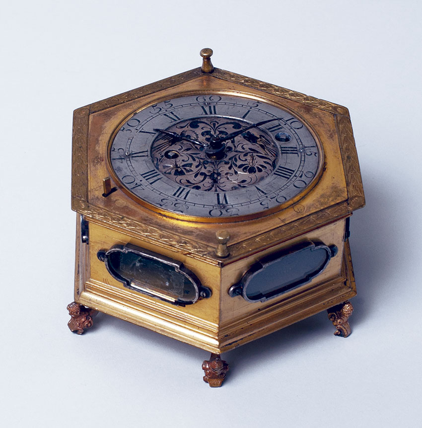 35_Reloj de Sobremesa horizontal, 1660, por Jacobi Ger Medidas 9 x 14.5 cm. Nº inv. PO 059