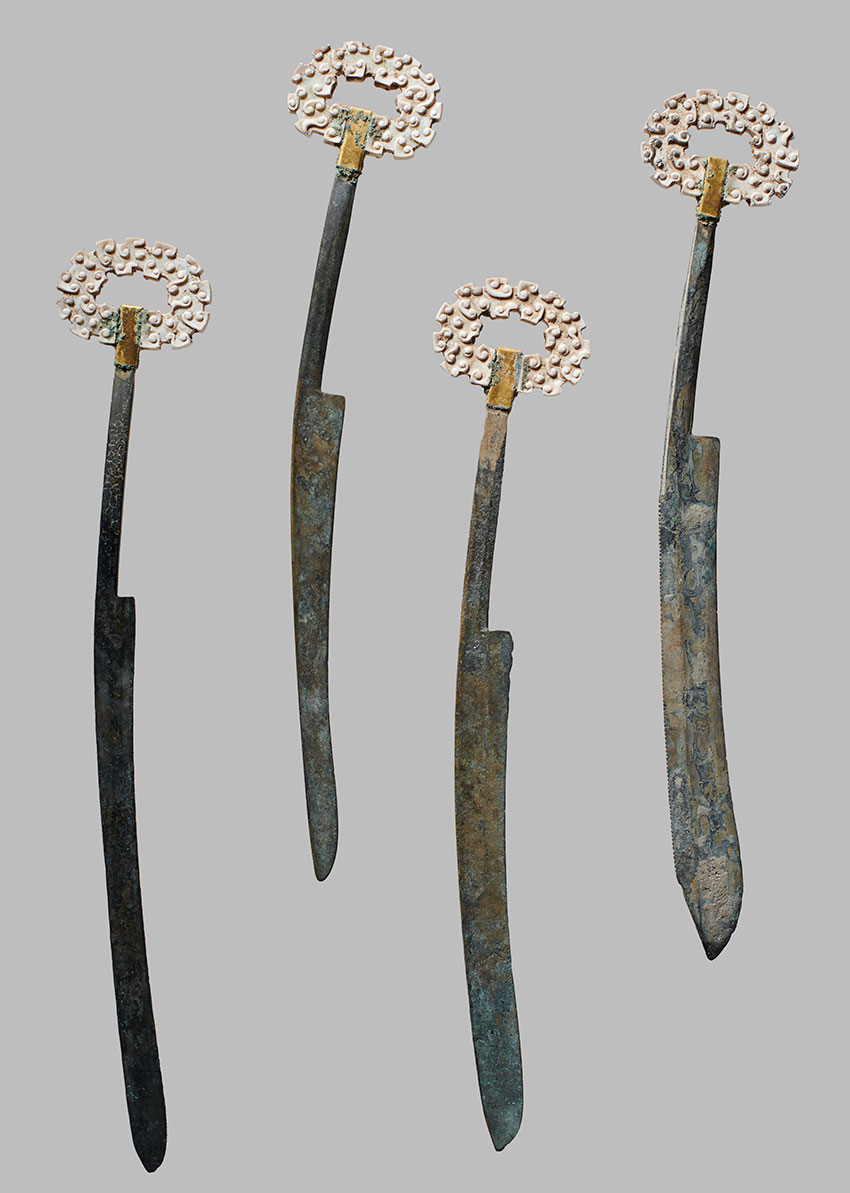 20_-JEAN-PAUL-DESROCHES_-Heaven-Chapter_Set-of-scholars-knives_-jade-and-gilt-bronze_Eastern-Zhou-dynasty_-Spring-and-Autumn-period_-26-×-4.7-cm_-page-100_850_W