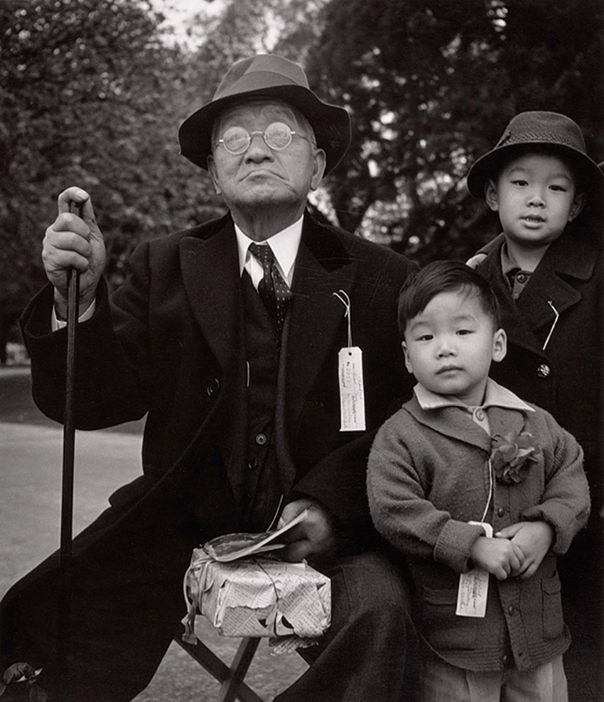 Dorothea Lange_Grandfather and Grandchildren Awaiting Evacuation Bus, Hayward, California, 1942_850 px-5558-096